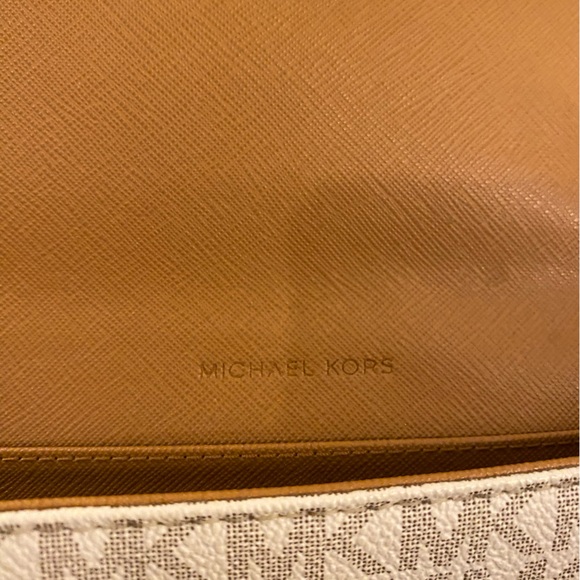 Michael Kors Jet Set Wallet - Picture 2 of 9